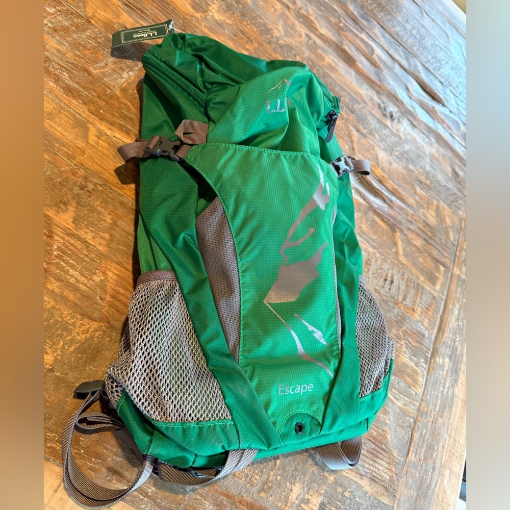 LL Bean NWT Backpack Green Adjustable Belt Escape 20 Zip Pocket Outdoor Hiking